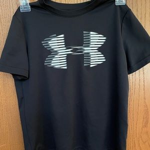 EUC Under Armour Heatgear, Boys black tee